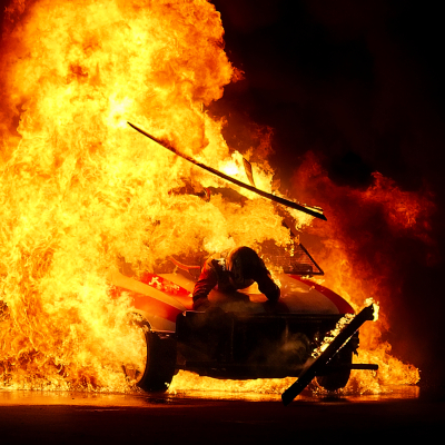 Passer à travers le pare-brise d'une voiture en flammes (port du casque obligatoire), le quotidien de l'équipe de RADIOM, la routine...