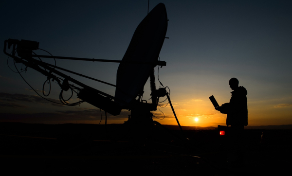 "Loud and clear" est le signal, pure est la porteuse.