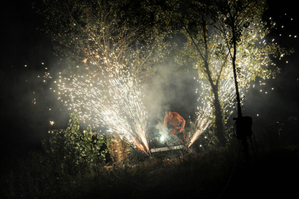 Les Commandos Percu en ouverture du festival, en pyrothechnie et coups de massue !