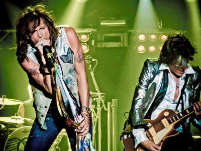 Steven Tyler au chant et Joe Perry à la guitare, du groupe Aerosmith.