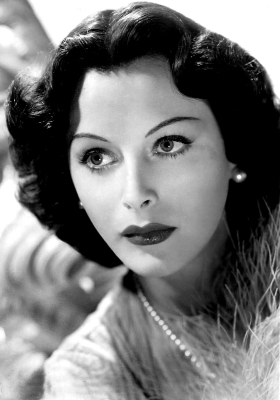 Hedy Lamarr, actrice et productrice, est une inventrice dont les travaux sur la transmission radio à étalement de spectre sont utilisés aujourd'hui dans les applications GPS, le WiFi ou certaines communications militaires sécurisées.