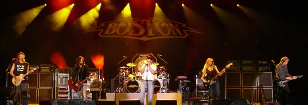 Le groupe Boston au Grand Casino in Hinckley, MN De G à D&nbsp;: Tom Scholz, Michael Sweet, Tommy DeCarlo, Kimberly Dahme, and Gary Pihl