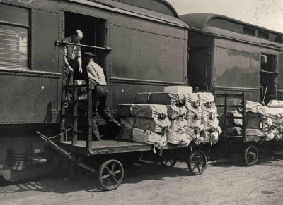 Le courrier postal arrive par wagons entier. Mais où va-t-on bien pouvoir le mettre ?