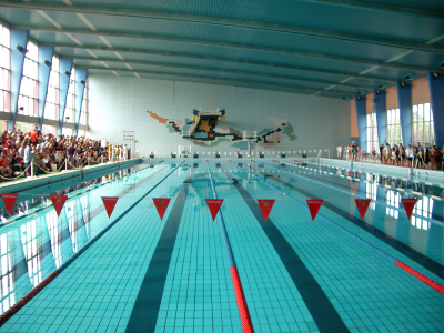 On pourrait très bien utiliser cette étendue d'eau artificielle comme excuse, prétextant qu'une activité sportive s'y déroule et qu'on ne peut y déroger. On pourrait...